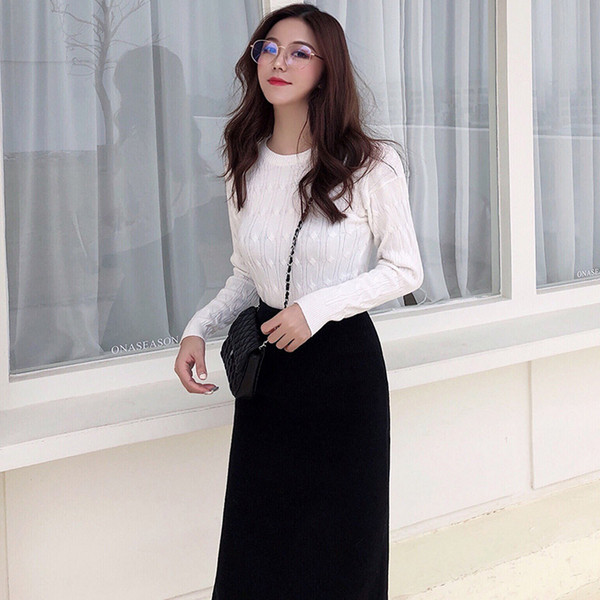 Γυναικεία πουλόβερ σε λευκό χρώμα με λαιμόκοψη