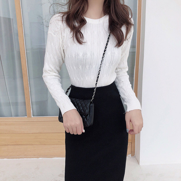 Γυναικεία πουλόβερ σε λευκό χρώμα με λαιμόκοψη