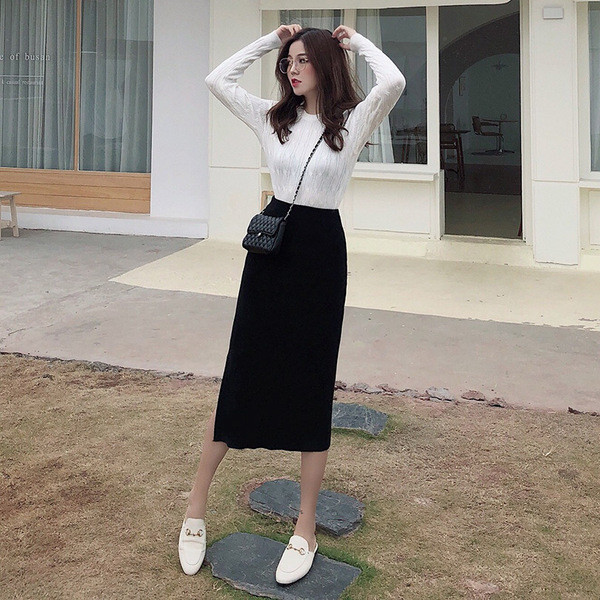 Γυναικεία πουλόβερ σε λευκό χρώμα με λαιμόκοψη