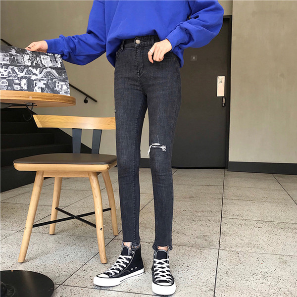 Modern női farmer szakadt motívummal