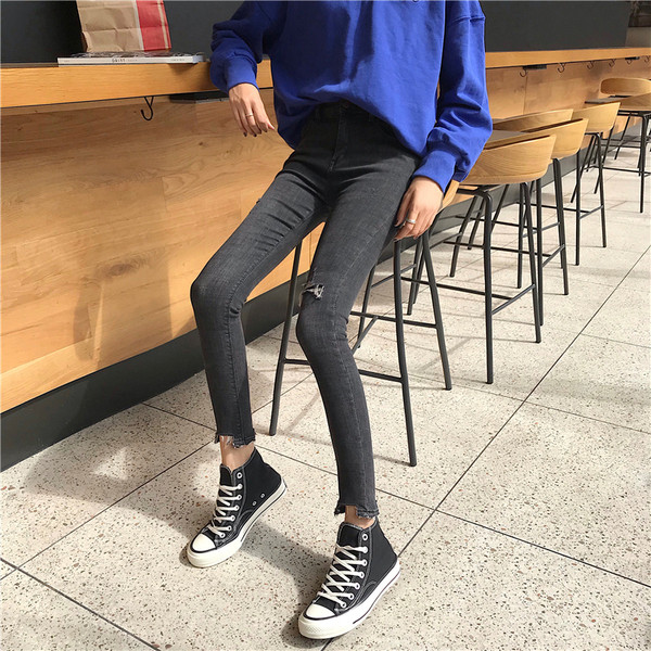 Modern női farmer szakadt motívummal