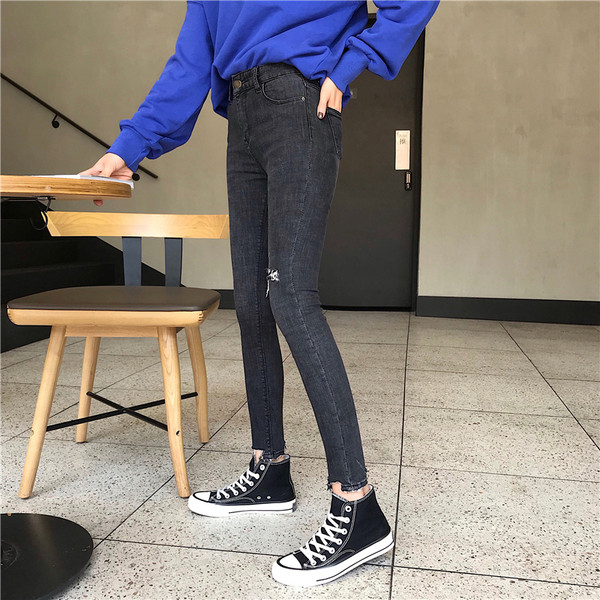 Modern női farmer szakadt motívummal