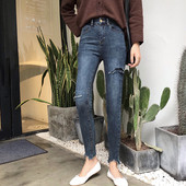 Stílusos női farmer szakadt motívumokkal