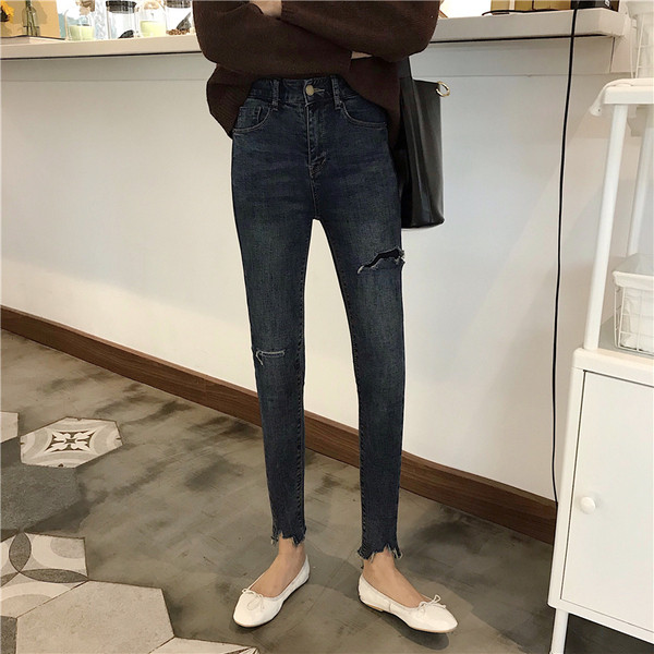 Stílusos női farmer szakadt motívumokkal