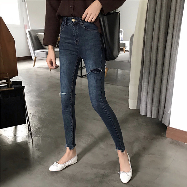 Stílusos női farmer szakadt motívumokkal