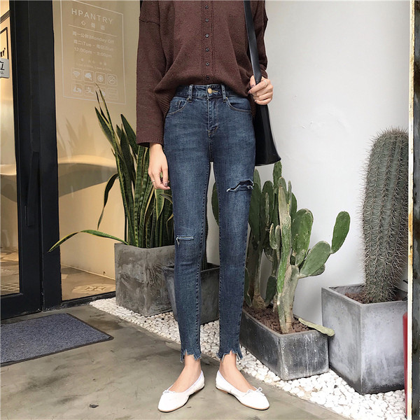 Stílusos női farmer szakadt motívumokkal