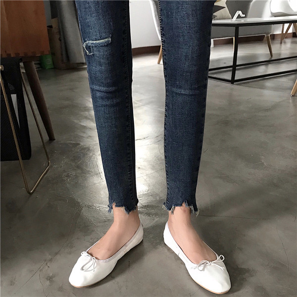 Stílusos női farmer szakadt motívumokkal