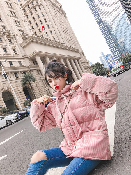 Női alkalmi téli kabát fűzős fekete és rózsaszín színben