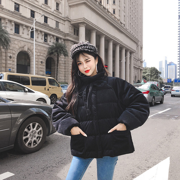 Női alkalmi téli kabát fűzős fekete és rózsaszín színben