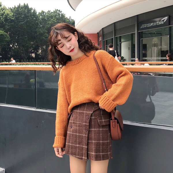 Divatos, szoknyát imitáló női nadrág oldalsó rögzítéssel, két színben