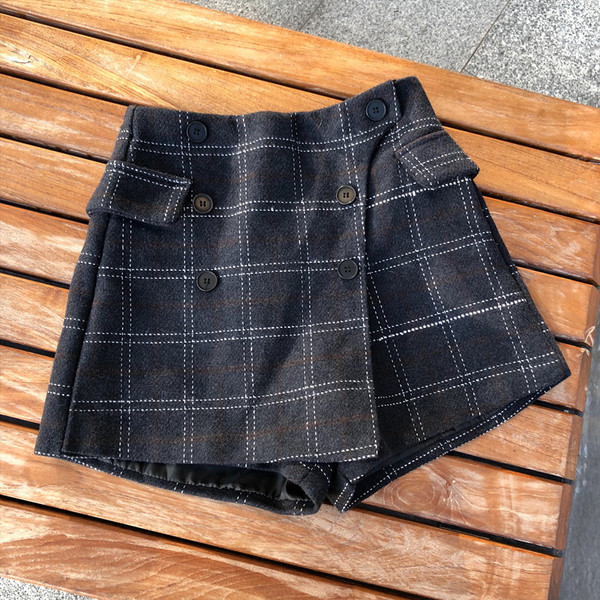 Divatos, szoknyát imitáló női nadrág oldalsó rögzítéssel, két színben