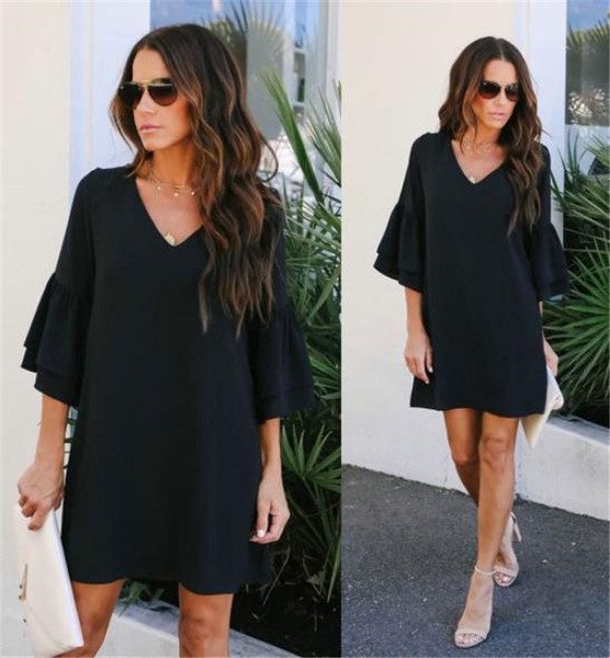 Σύγχρονη κυρία φόρεμα με ντεκολτέ σε μαύρο και γκρι χρώμα