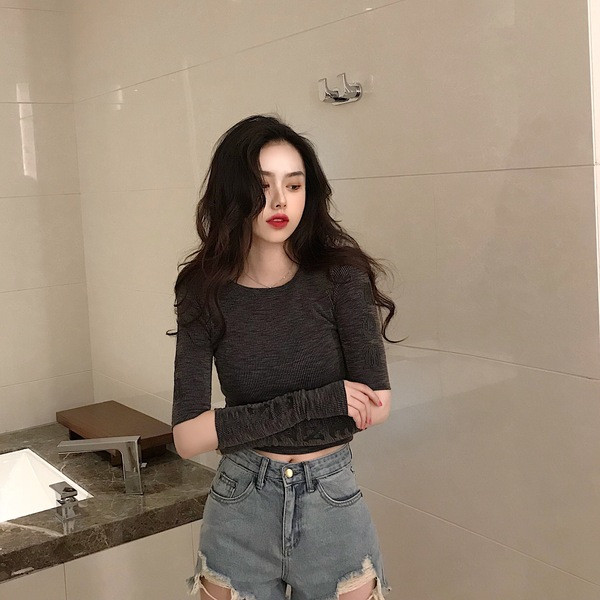 Bluză de damă cu mâneci interesante și inscripție