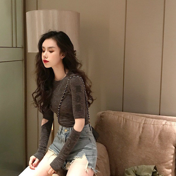 Bluză de damă cu mâneci interesante și inscripție