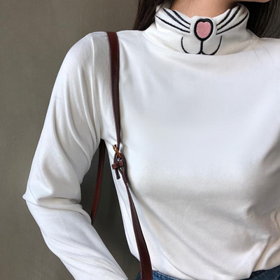 Bluză casual de damă cu guler polo și broderie în alb și negru