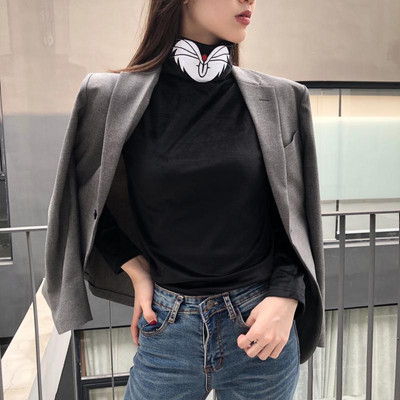 Bluză casual de damă cu guler polo și broderie în alb și negru