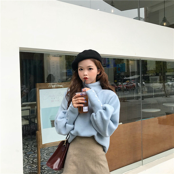 Μαλακό πουλόβερ κυρίες με κολάρο με πόλο και κουμπιά στα μανίκια σε μπλε και άσπρο