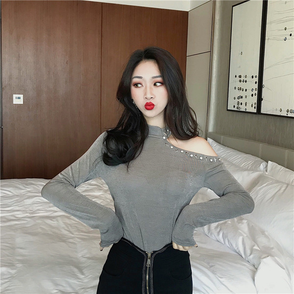 Fém díszítésű női blúz két színben