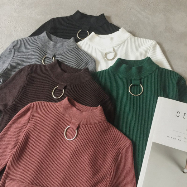 Stílusos női pulóver fém elemmel több színben