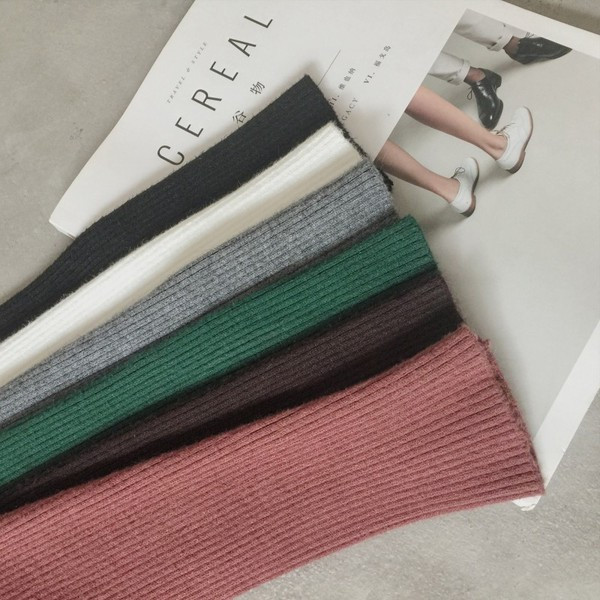 Stílusos női pulóver fém elemmel több színben