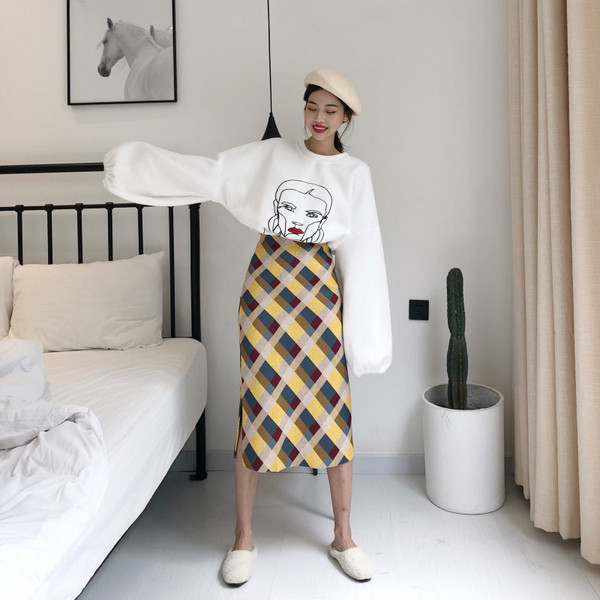 Pulover de dama modern cu broderie in doua culori