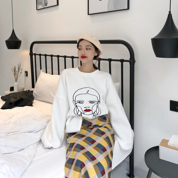 Pulover de dama modern cu broderie in doua culori