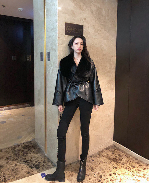 Új modell eko bőrből készült női kabát fehér és fekete pehelyszínnel