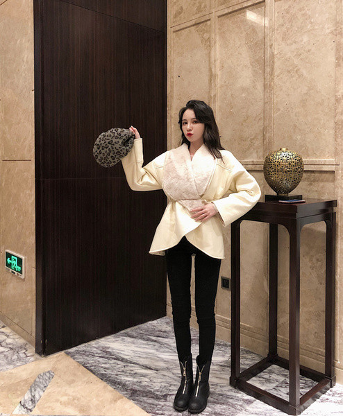 Új modell eko bőrből készült női kabát fehér és fekete pehelyszínnel