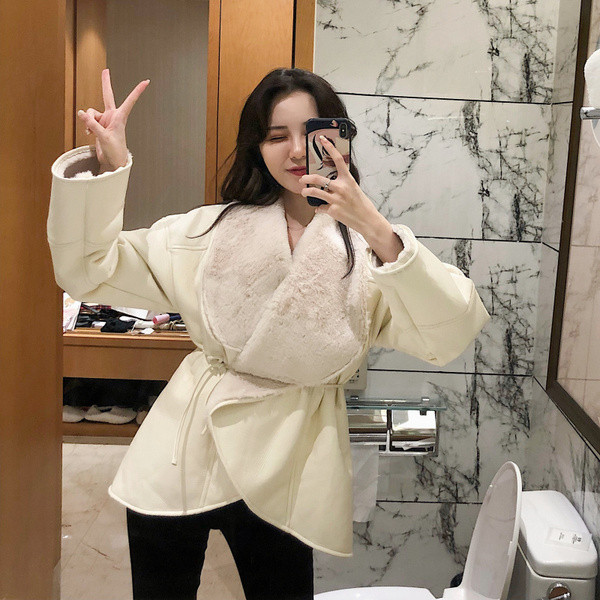 Új modell eko bőrből készült női kabát fehér és fekete pehelyszínnel