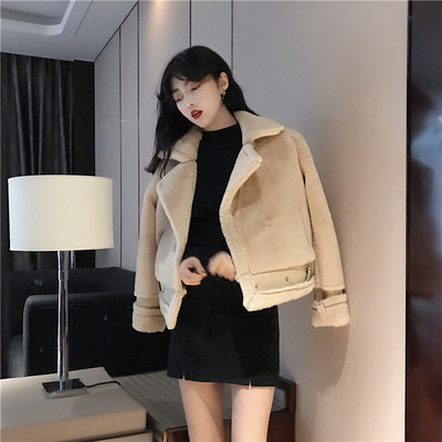 Μοντέρνο γυναικείο κοντό σε δύο χρώματα