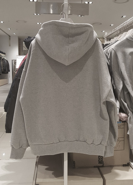 Női hosszú ujjú pulóver és kapucni fekete és szürke színben