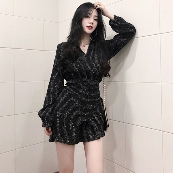 Stílusos női ruha hosszú ujjú fekete színben