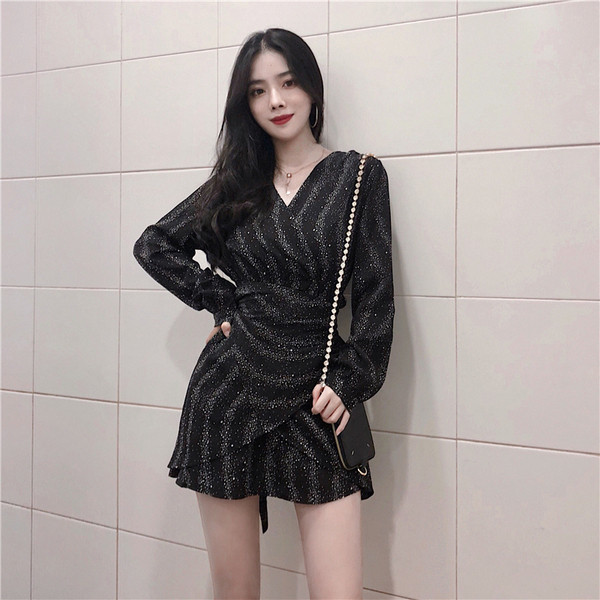 Stílusos női ruha hosszú ujjú fekete színben