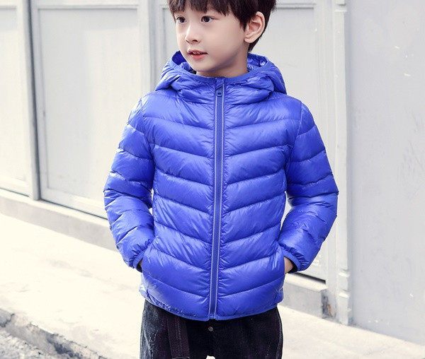 Gyermek rövid kabát fiúknak kék és fekete színben