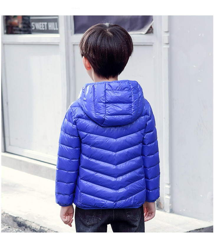 Gyermek rövid kabát fiúknak kék és fekete színben