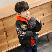 Modern gyerek kabát fiúknak fekete színben, rátéttel