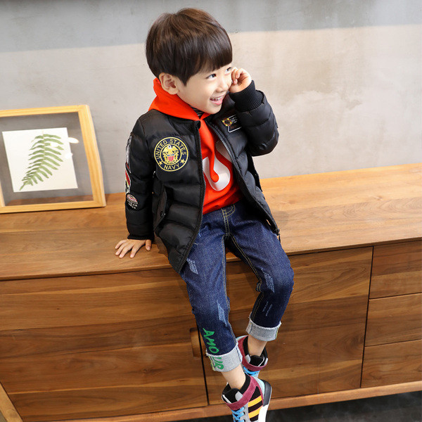 Modern gyerek kabát fiúknak fekete színben, rátéttel