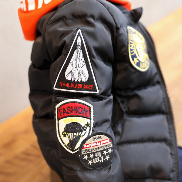 Modern gyerek kabát fiúknak fekete színben, rátéttel