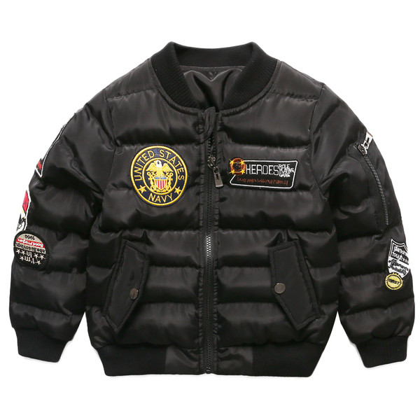 Modern gyerek kabát fiúknak fekete színben, rátéttel