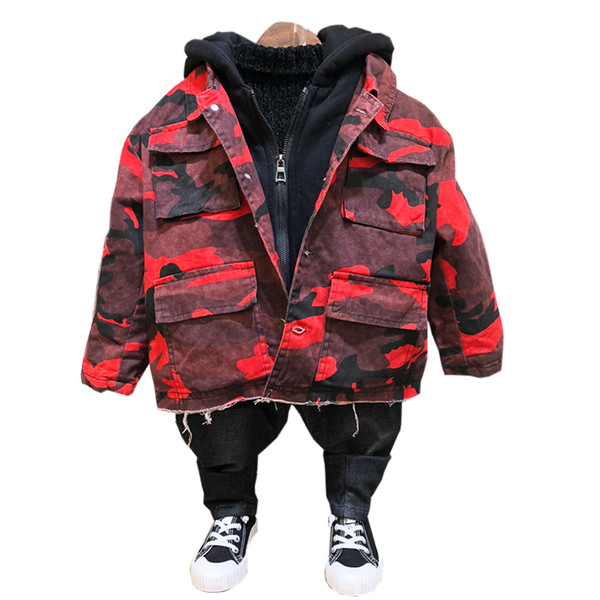 Modern gyerek kabát fiúknak piros színben