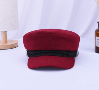 Korszerű női sapka több színben díszítéssel