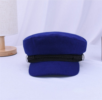 Korszerű női sapka több színben díszítéssel