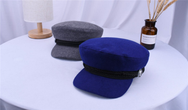 Korszerű női sapka több színben díszítéssel