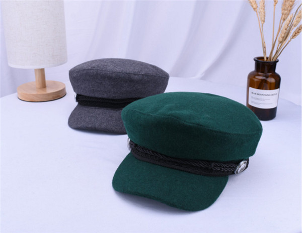 Korszerű női sapka több színben díszítéssel