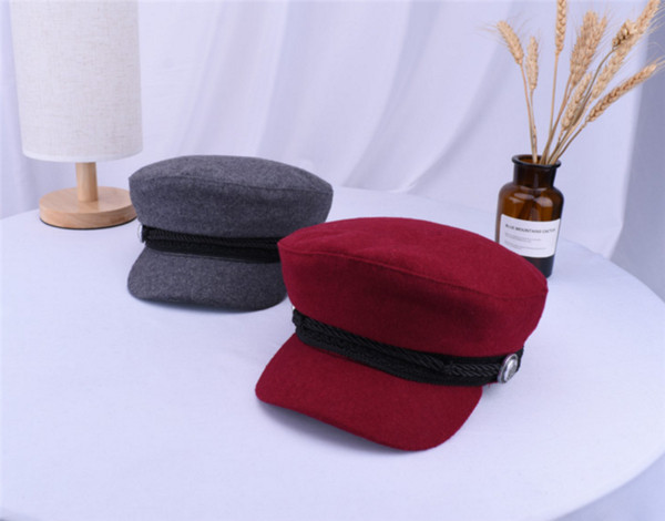 Korszerű női sapka több színben díszítéssel