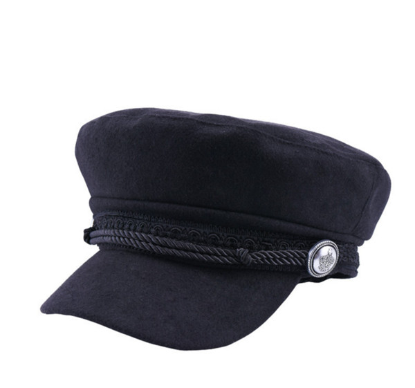 Korszerű női sapka több színben díszítéssel