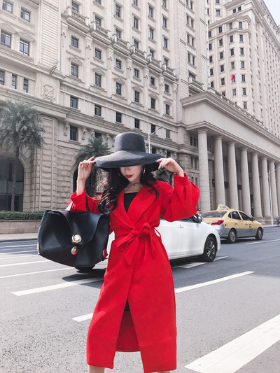 Stílusos női kabát fekete és piros színben