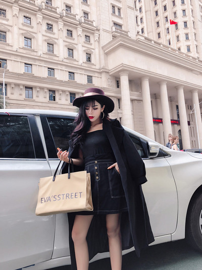 Stílusos női kabát fekete és piros színben