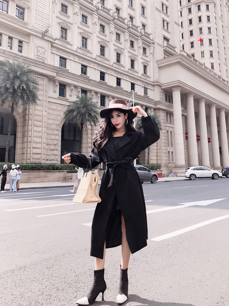 Stílusos női kabát fekete és piros színben