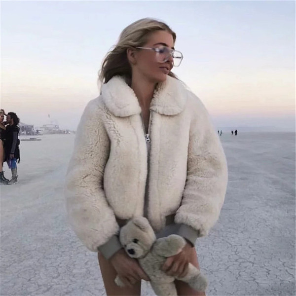 Palton de puf de dama modern model scurt in culoarea alba